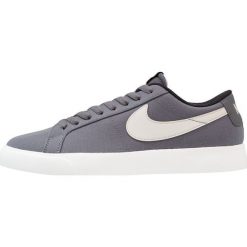 Nike SB BLAZER VAPOR TXT Tenisówki i Trampki dark grey/light bone/white/black. Szare tenisówki damskie marki Nike SB, z tworzywa sztucznego. Za 359,00 zł.