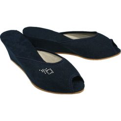PROBUTEK 19W granatowy, kapcie klapki damskie. Niebieskie koturny damskie Probutek, na średnim obcasie, na koturnie, bez zapięcia. Za 39,90 zł.