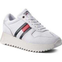 Sneakersy TOMMY JEANS - High Cleated Sneaker EN0EN00288 Rwb 020. Białe półbuty damskie Tommy Jeans, bez wzorów, z jeansu, bez obcasa, na obcasie, bez zapięcia. W wyprzedaży za 279,00 zł.