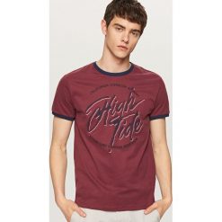 T-shirt z nadrukiem - Bordowy. Czerwone t-shirty damskie marki Reserved, s, z nadrukiem, bez kołnierzyka. Za 29,99 zł.