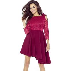 MARIETTA Koronkowa sukienka z asymetrycznym dołem Bordowy. Czerwone sukienki damskie Bergamo, w koronkowe wzory, z elastanu, eleganckie, z asymetrycznym kołnierzem, z długim rękawem, długie, mini, asymetryczne. Za 239,00 zł.