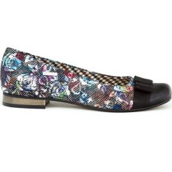 Balerinki z czarnym czubkiem - skóra naturalna - model 007 - kolor czarne kwiaty. Czarne baleriny damskie Zapato, w kwiaty, ze skóry, bez obcasa. W wyprzedaży za 173,40 zł.