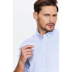 KOSZULA MĘSKA SLIM WE WZÓR Z KONTRASTOWYM WYKOŃCZENIEM I KOŁNIERZEM TYPU BUTTON DOWN. Niebieskie koszule męskie Top Secret, na zimę, m, bez wzorów, eleganckie, z kontrastowym kołnierzykiem, bez rękawów. W wyprzedaży za 39,99 zł.