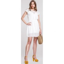 Biała Sukienka Mart. Białe sukienki damskie Renee, na imprezę, s, z haftami, eleganckie, bez kołnierzyka, bez rękawów, mini. Za 79,99 zł.