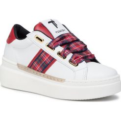 Sneakersy TOGOSHI - TG-06-03-000143 684. Białe półbuty damskie Togoshi, bez wzorów, ze skóry, bez obcasa, na koturnie, bez zapięcia. W wyprzedaży za 279,00 zł.