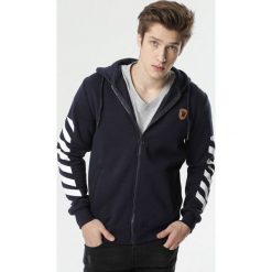 Granatowa Bluza Arsinolphi. Niebieskie bluzy męskie Born2be, xl, z nadrukiem, z kapturem, z długim rękawem, długie, z kapturem. Za 69,99 zł.
