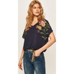 Desigual - Bluzka. Białe bluzki damskie Desigual, s, bez wzorów, z wiskozy, z okrągłym kołnierzem, z krótkim rękawem. Za 249,90 zł.