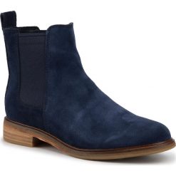 Sztyblety CLARKS - Clarkdale Arlo 261451154 Navy Suede. Niebieskie kozaki damskie Clarks, ze skóry, bez obcasa, na obcasie, bez zapięcia. W wyprzedaży za 289,00 zł.
