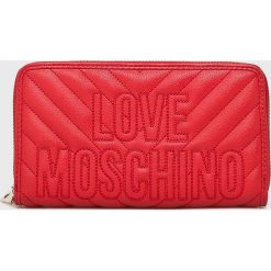 Love Moschino - Portfel. Czerwone portfele damskie marki Love Moschino, z materiału. W wyprzedaży za 349,90 zł.
