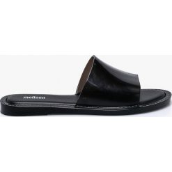 Melissa - Klapki Soul. Białe klapki damskie Melissa, bez wzorów, z gumy, bez obcasa, na obcasie. W wyprzedaży za 129,90 zł.