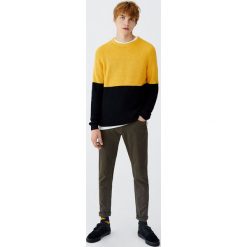 Spodnie slim fit z 5 kieszeniami. Brązowe rurki męskie marki Pull&Bear. Za 89,90 zł.