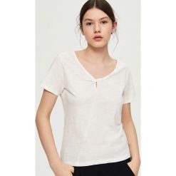 T-shirt z ozdobnym dekoltem - Kremowy. Białe t-shirty damskie Sinsay, s, bez wzorów, bez kołnierzyka. W wyprzedaży za 14,99 zł.