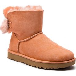 Buty UGG - W Fluff Bow Mini 1094967 W/Sntn. Pomarańczowe kozaki damskie Ugg, ze skóry, bez obcasa, bez zapięcia. W wyprzedaży za 589,00 zł.