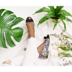 Balerinki z czarnym czubkiem - skóra naturalna - model 007 - kolor czarne kwiaty. Czarne baleriny damskie Zapato, w kwiaty, ze skóry, eleganckie, na niskim obcasie, na obcasie. W wyprzedaży za 224,25 zł.