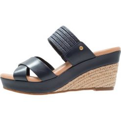 Chodaki damskie: UGG ADRIANA Klapki marino