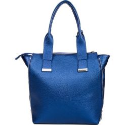 Prostokątna kobaltowa shopperka z chwostem QUIOSQUE. Niebieskie shopper bag damskie QUIOSQUE, w kolorowe wzory, ze skóry ekologicznej. Za 169,99 zł.