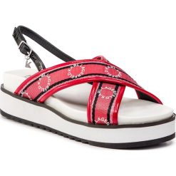 Sandały KARL LAGERFELD - KL80210 Black Lthr & Textile W/Red. Czerwone klapki damskie KARL LAGERFELD, bez wzorów, ze skóry ekologicznej, bez obcasa. W wyprzedaży za 419,00 zł.
