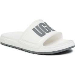 Klapki UGG - W Wilcox Slide 1113457 Wht. Białe klapki damskie Ugg, bez wzorów, z tworzywa sztucznego, bez obcasa. Za 179,00 zł.