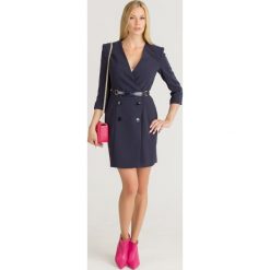 SUKIENKA Urban Elisabetta Franchi Moves. Niebieskie sukienki damskie Elisabetta Franchi, na co dzień, w paski, z tkaniny, z włoskim kołnierzykiem, bez rękawów, mini, proste. Za 1139,50 zł.
