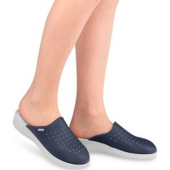 Klapki damskie Inblu 50-33 Granatowe. Klapki damskie Inblu, bez wzorów, ze skóry, na wysokim obcasie. Za 49,00 zł.