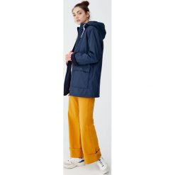 Płaszcz przeciwdeszczowy z futrzaną podszewką i kapturem. Zielone płaszcze damskie marki Pull&Bear, z futra. Za 199,00 zł.
