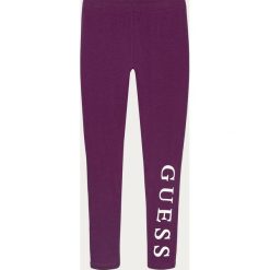 Guess Jeans - Legginsy dziecięce 118-175 cm. Różowe spodnie dziewczęce Guess Jeans, z nadrukiem, z elastanu. W wyprzedaży za 79,90 zł.