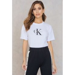 Calvin Klein T-shirt Teco True Icon - White. Białe t-shirty damskie marki Calvin Klein, z nadrukiem, z bawełny, bez kołnierzyka. W wyprzedaży za 101,47 zł.