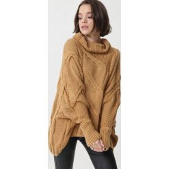 Camelowy Golf Alsager. Brązowe swetry damskie Born2be, uniwersalny, z jeansu, długie. Za 149,99 zł.