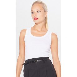 Basicowy top z bawełną - Biały. Białe topy damskie Mohito, xl, bez wzorów, z bawełny, bez kołnierzyka. Za 19,99 zł.