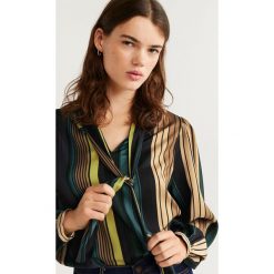 Mango - Bluzka Prima2. Zielone bluzki damskie Mango, s, bez wzorów, z poliesteru, bez kołnierzyka, z długim rękawem. Za 139,90 zł.