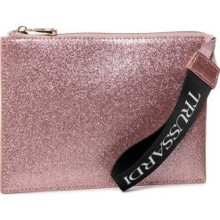 Torebka TRUSSARDI JEANS - Cloe Pouch Glitter 7B00932 P040. Różowe torebki klasyczne damskie Trussardi Jeans, bez wzorów, z jeansu, wizytowe, bez dodatków. W wyprzedaży za 259,00 zł.