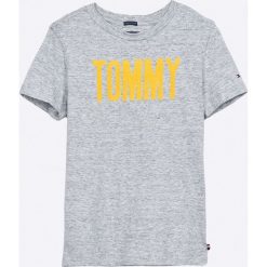 Tommy Hilfiger - T-shirt dziecięcy 122-176 cm. Szare t-shirty męskie marki TOMMY HILFIGER, z nadrukiem, z bawełny, z okrągłym kołnierzem. Za 129,90 zł.