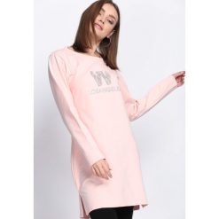 Różowa Tunika Follow My Lead. Czerwone tuniki damskie z długim rękawem Born2be, l, z aplikacjami, z okrągłym kołnierzem. Za 54,99 zł.