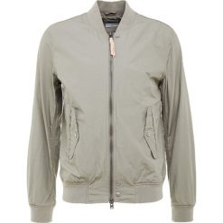 CLOSED Kurtka Bomber olive. Brązowe marynarki męskie CLOSED, m, bez wzorów, z bawełny. W wyprzedaży za 419,60 zł.