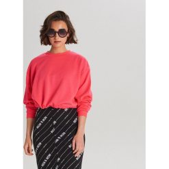 Krótka bluza ze ściągaczem - Różowy. Różowe bluzy damskie Cropp, m, bez wzorów, z krótkim rękawem, krótkie, bez kaptura. W wyprzedaży za 29,99 zł.