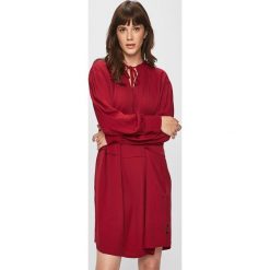 Calvin Klein - Sukienka. Czarne sukienki damskie Calvin Klein, na co dzień, bez wzorów, z wiskozy, casualowe, bez kołnierzyka, z długim rękawem, długie, mini, rozkloszowane. W wyprzedaży za 569,90 zł.