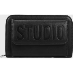 Kazar Studio - Portfel. Czarne portfele damskie Kazar Studio, bez wzorów, ze skóry ekologicznej. W wyprzedaży za 199,90 zł.