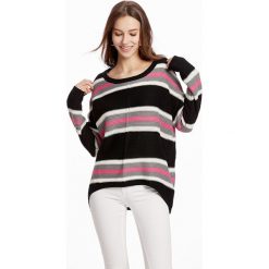 Sweter w kolorze czarno-jasnoróżowym. Różowe swetry damskie Swetry na chłodne dni, bez wzorów, bez rękawów, bez kaptura. W wyprzedaży za 119,95 zł.