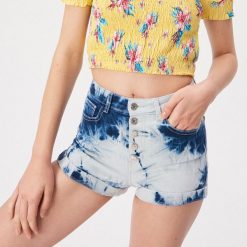 Jeansowe szorty z efektem tie dye - Niebieski. Niebieskie szorty damskie Sinsay, bez wzorów, z jeansu. Za 79,99 zł.