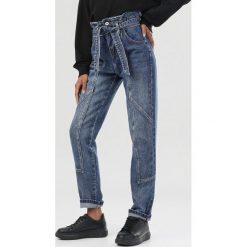 Niebieskie Jeansy Mom Fit Harelsea. Niebieskie jeansy damskie Born2be. Za 119,99 zł.