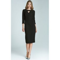 Czarna elegancka sukienka z subtelnym dekoltem. Czarne sukienki damskie NIFE, s, bez wzorów, z elastanu, eleganckie, bez kołnierzyka, bez rękawów. Za 89,00 zł.