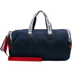 Tommy Jeans LOGO TAPE DUFFLE Torba weekendowa blue. Niebieskie torebki klasyczne damskie Tommy Jeans, z jeansu. Za 509,00 zł.