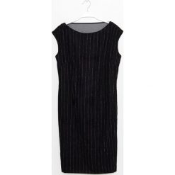 Simple - Sukienka. Czarne sukienki damskie koktajlowe marki Simple, z poliesteru, z okrągłym kołnierzem, mini, dopasowane. W wyprzedaży za 279,90 zł.