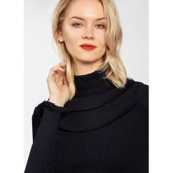 Sweter wełniany w kolorze granatowym. Niebieskie swetry damskie Apart, bez wzorów, z wełny, bez rękawów, bez kaptura. W wyprzedaży za 254,95 zł.