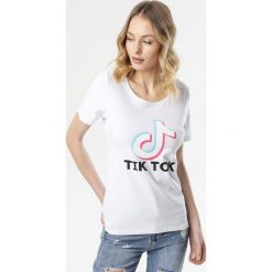 Biały T-shirt Kimothelia. Białe bluzki damskie Born2be, s, z nadrukiem, klasyczne, z okrągłym kołnierzem, z krótkim rękawem. Za 49,99 zł.