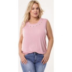 Różowa Bluzka Fisticuffs. Różowe bluzki damskie Born2be, xl, z haftami, z dzianiny, z okrągłym kołnierzem, bez rękawów. Za 34,99 zł.