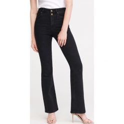 Jeansy flare - Czarny. Czarne jeansy damskie Reserved. W wyprzedaży za 69,99 zł.