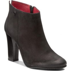 Botki CARINII - B4159 360-000-PSK-C46. Czarne botki damskie skórzane marki Carinii. W wyprzedaży za 269,00 zł.