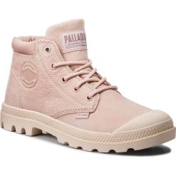 Trapery PALLADIUM - Low Cuf Lea W 95561-677-M Rose Dust /Sand Dollard. Różowe trapery damskie Palladium, ze skóry, bez obcasa, bez zapięcia. W wyprzedaży za 299,00 zł.
