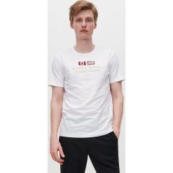 T-shirt z naszywkami - Biały. Białe t-shirty męskie Reserved, s, z aplikacjami, bez kołnierzyka. Za 49,99 zł.